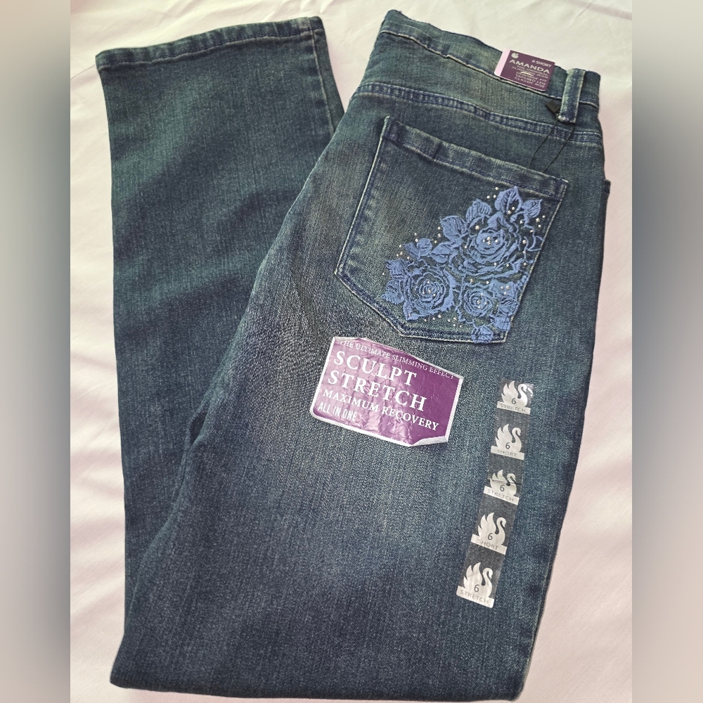 NWT - GLORIA VANDERBILT - Amanda Slimming Blue Jeans